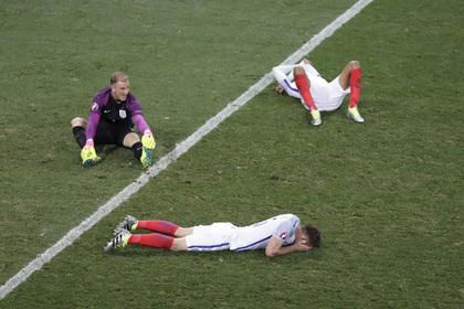 Игроки сборной Англии после поражения от исландцев на Евро-2016