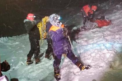 На Эльбрусе погибли пятеро альпинистов. Почему туристы не смогли спуститься вниз и действительно ли их бросил гид?