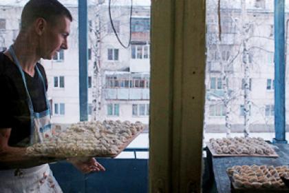 Пельмешки без спешки Приготовление любимого уральского блюда — фоторепортаж из цикла «Традиции российских семей» 