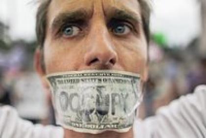 Россия хочет отказаться от доллара и называет его токсичным. Стоит ли держать в нем свои сбережения?