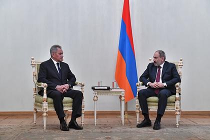 Министр обороны РФ Сергей Шойгу (слева) и премьер-министр Армении Никол Пашинян во время встречи в Ереване