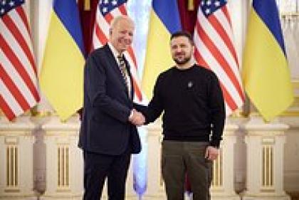 Байден неожиданно приехал в Киев. Он встретился с Зеленским, пообещал новую помощь Украине и новые санкции России