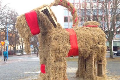 Рождественский козел в Евле до поджога (2015 год)