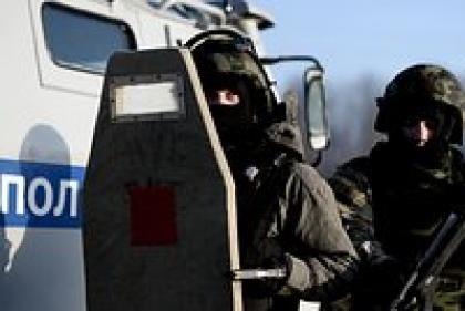 Вооруженный мужчина в камуфляже захватил подмосковный коттедж за миллиард рублей. Спецназ взял дом штурмом