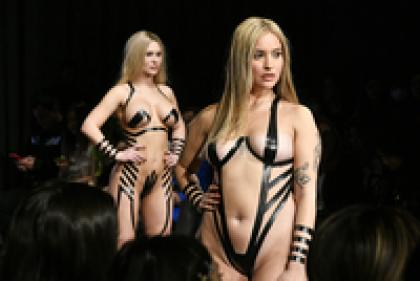 Голые тела, бесполые модели и скотч вместо белья: что происходило на Неделе моды в Нью-Йорке?