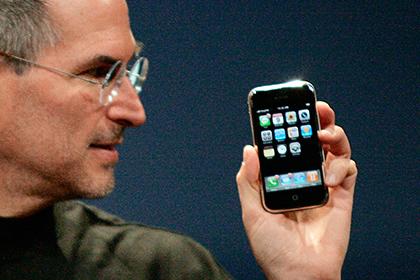 Стив Джобс и первая модель iPhone