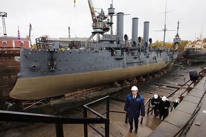 Корабль-музей «Аврора» в ремонтном доке Кронштадтского морского завода.