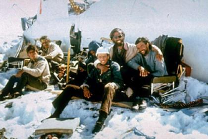 72 дня в вечности. 49 лет назад пассажиры упавшего лайнера месяцами выживали в горах. Как им это удалось?