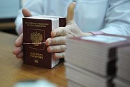Россиян массово перестали выпускать из страны из-за ошибок в загранпаспортах. Их разворачивают прямо в аэропорту