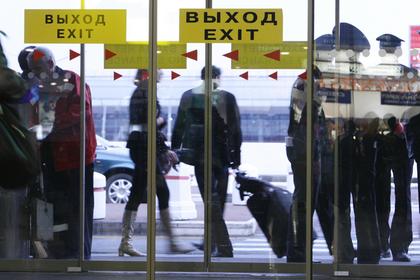 Пассажиры в аэропорту Шереметьево