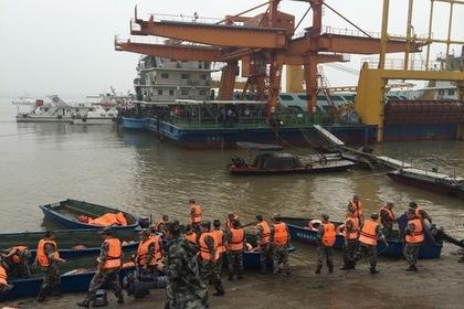 Спасатели на берегу Янцзы у места катастрофы