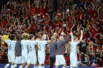 Футболисты сборной Бельгии празднуют победу над Венгрией (4:0) со своими болельщиками