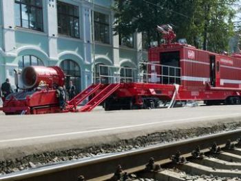 На тушение здания в Москве вызвали пожарный поезд