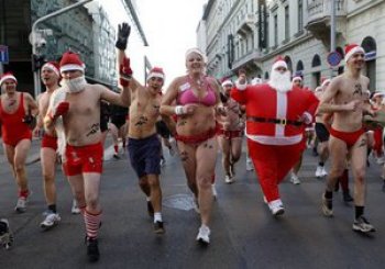 В Будапеште прошел пробег Санта Клаусов в купальных костюмах