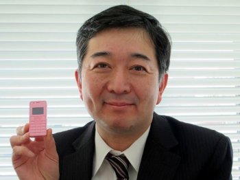 Японцы создали самый маленький и самый легкий в мире телефон