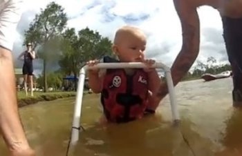 В Австралии семимесячный ребенок встал на водные лыжи