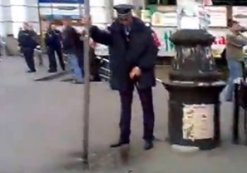 В интернете появилось видео с милиционером, справляющим нужду на остановке в центре Днепропетровска