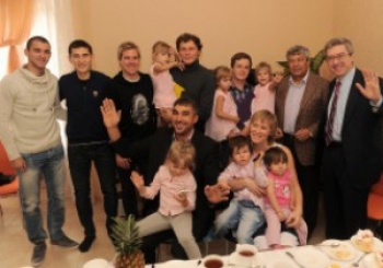 Тренер и игроки Шахтера купили дом многодетной семье в Донецке