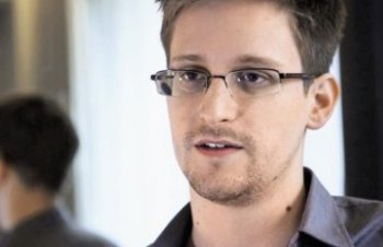 Сноуден уже может общаться на русском и сам ходит за покупками