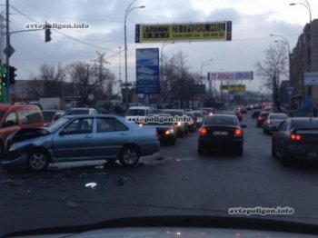 В Киеве милицейская Toyota "поцеловала" и побила Chery