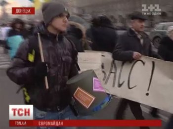 В Донецке евроактивисты устроили шествие с ведрами, а в Запорожье - приветствовали автомайдановцев