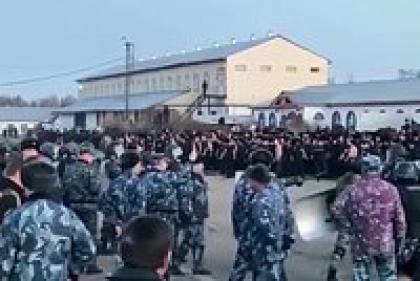 В российской колонии вспыхнул бунт из-за рабского труда. Как тюремщики и бизнесмены зарабатывали миллионы на заключенных?