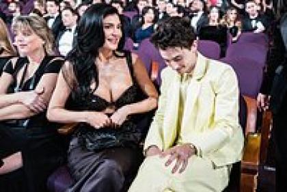 Юра Борисов покорил всех манерами, дочь Деппа — прозрачным платьем, а Адам Сэндлер пришел в худи. Чем еще удивил «Оскар»?