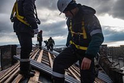 «Тут все крыши посечены осколками» Тысячи россиян поехали в зону СВО восстанавливать разрушенные города. Что они увидели?