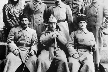 Архивное фото 1919 года. Командиры 1-ой Конной армии. Крайний слева в первом ряду - Буденный.