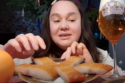 «Нет, не тресну!» 38-летняя россиянка объедается и выпивает на камеру. Как это принесло ей всенародную любовь?