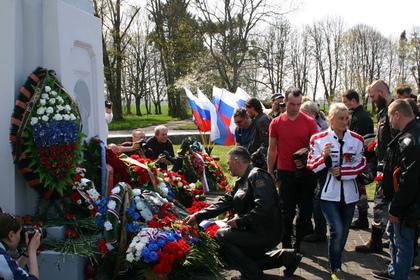 Возложение цветов к памятнику советским воинам в городе Бранево, Польша