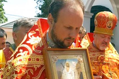 «Отец Мелетий засунул руку мне в трусы» Православный священник годами совращал мальчиков. Они молчали шесть лет