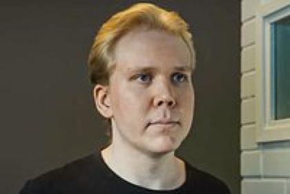 Гениальный подросток взломал Илона Маска и кошмарил людей по всему миру. Кто он такой и как за ним охотилась вся Европа? 