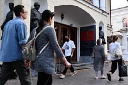 «Очень быстро ввели в гипноз» Как мошенники заставляют россиян отдавать миллионы, брать кредиты и поджигать военкоматы?