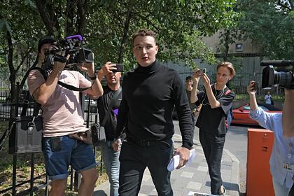 Эдвард Бил (в центре)