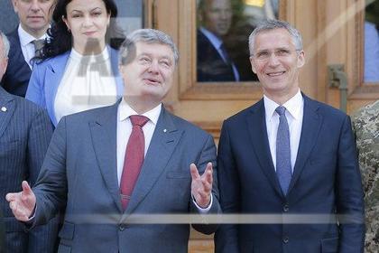 Президент Украины Петр Порошенко с генеральным секретарем НАТО Йенсом Столтенбергом 