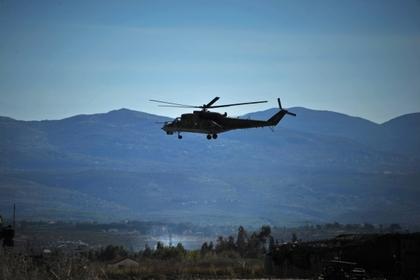 Вертолет Ми-24 Воздушно-космических сил России совершает облет территории авиабазы «Хмеймим» в Сирии.
