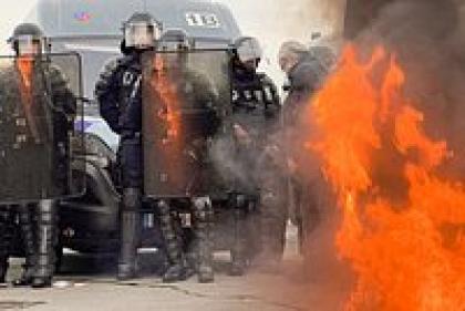 Париж в огне. Во Франции беспорядки из-за пенсионной реформы. Люди требуют отставки правительства и призывают к революции