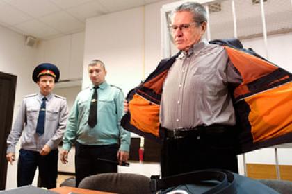 Без вина виноватый Улюкаев всего лишь хотел выпить, а получил взятку. Теперь он сидит дома