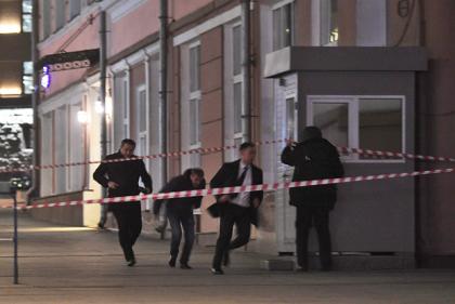 Около 18:10 в четверг, 19 декабря, стало известно, что в центре Москвы, в приемной ФСБ на Кузнецком Мосту произошла стрельба. По предварительным данным, трое неизвестных открыли огонь в приемной. При этом двое нападавших были ликвидированы ответным огнем.