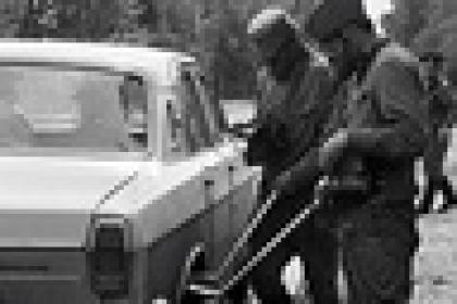 Дозиметристы проверяют уровень радиации у машин, выезжающих из Чернобыля