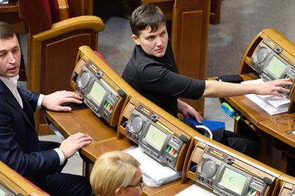 Надежда Савченко (справа)