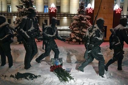 Цветы в память о погибшем летчике майоре Романе Филиппове у здания Минобороны в Москве