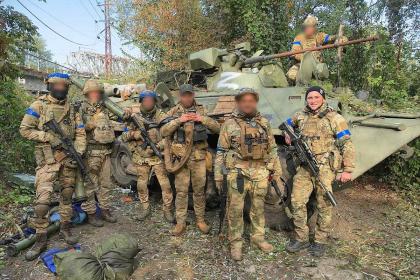 Бойцы полка «Кракен» на фоне захваченной российской БМП-1АМ «Басурманин»