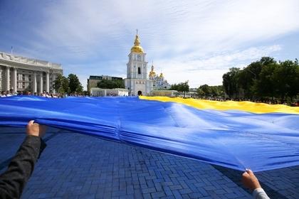 Флаг Украины на Михайловской площади Киева