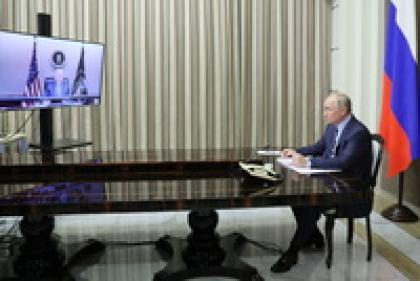 Путин и Байден обсудили вторжение на Украину. Президент США пригрозил России санкциями, но согласился на диалог