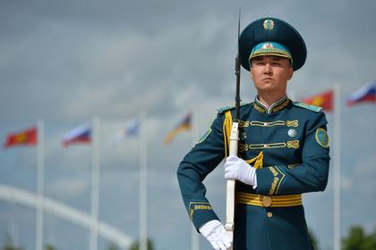 Военнослужащий роты почетного караула в Астане