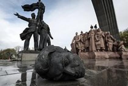 На Украине вновь сносят памятники. Почему стране так важно избавиться от бронзовых Пушкина и Суворова?