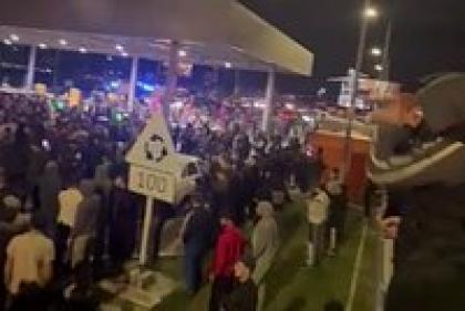 Сотни дагестанцев ворвались в аэропорт Махачкалы. Толпа требует изгнать евреев, прилетевших из Израиля 