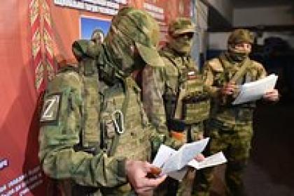 «Танки идут на запах сытых чужих квартир» Как в России появился феномен Z-поэтов и о чем их стихи?